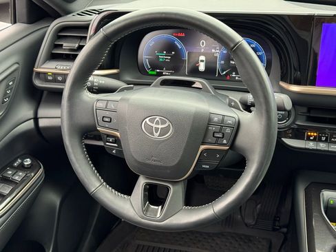 Used 2025 Toyota Crown Signia Limited image 21