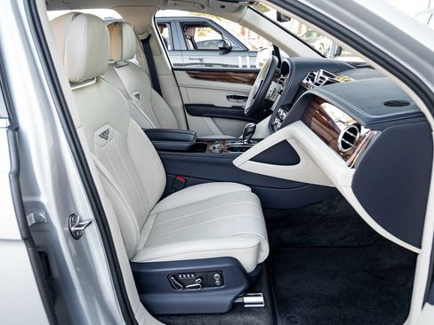 Used 2023 Bentley Bentayga Extended Wheelbase image 2