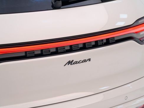 Certified 2026 Porsche Macan AWD/4WD image 13