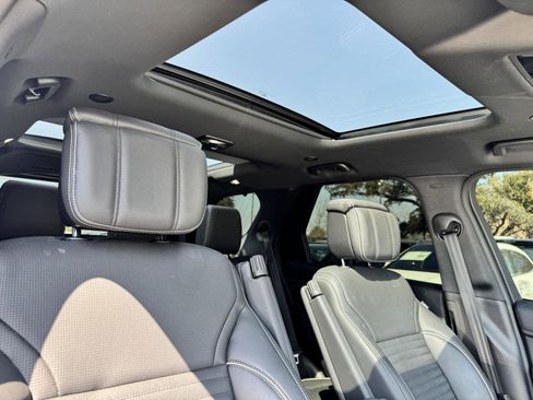 Used 2024 Land Rover Discovery Dynamic SE image 30