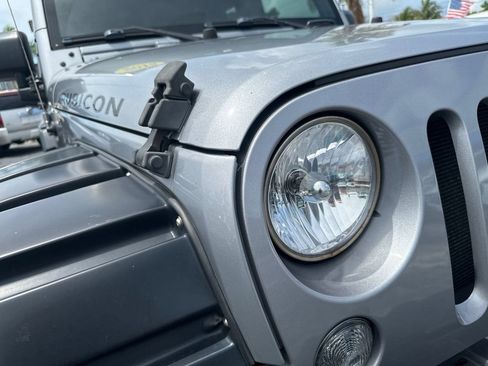Used 2015 Jeep Wrangler Unlimited Rubicon w/ Connectivity Group AWD/4WD image 9