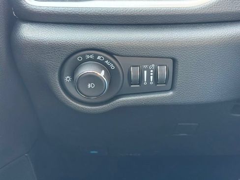 New 2026 Chrysler Pacifica Select FWD image 32