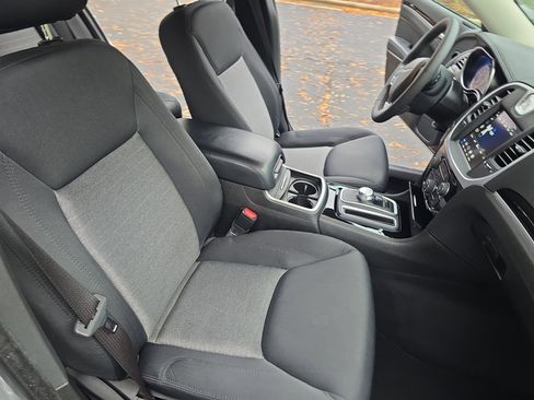 Used 2023 Chrysler 300 Touring w/ Sport Appearance Package image 10