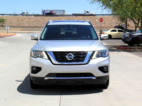 Used 2017 Nissan Pathfinder Platinum image 2