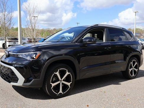 Certified 2025 Volkswagen Taos SEL image 3