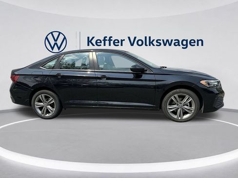 Used 2024 Volkswagen Jetta SE FWD image 6