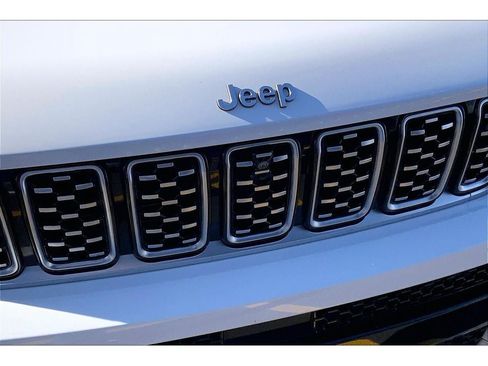 Used 2022 Jeep Grand Cherokee L Summit AWD/4WD image 32