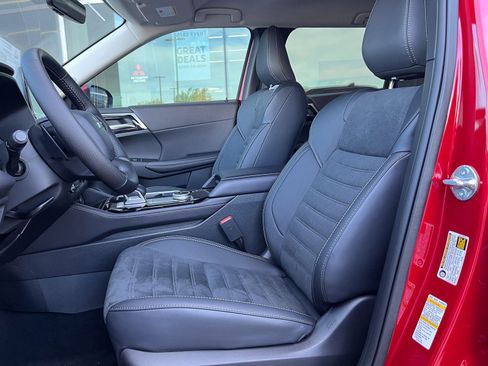 New 2025 Mitsubishi Outlander SE image 9