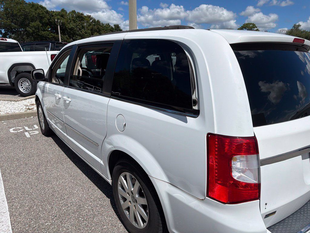 Used 2016 Chrysler Town & Country Touring FWD image 8