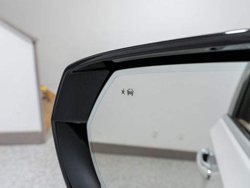 Used 2022 GMC Yukon XL Denali w/ Denali Premium Package image 14