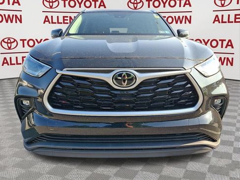 Used 2021 Toyota Highlander XLE AWD/4WD image 2