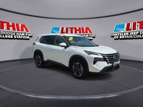 Used 2025 Nissan Rogue SV AWD/4WD image 2