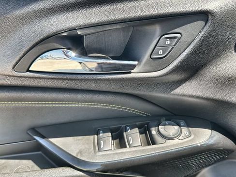 Used 2025 Chevrolet Trax LT FWD image 21