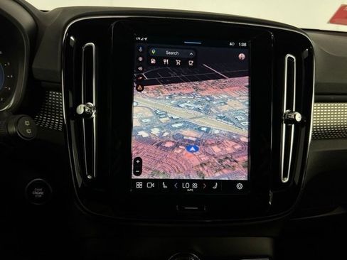 Used 2024 Volvo XC40 B5 Plus image 22