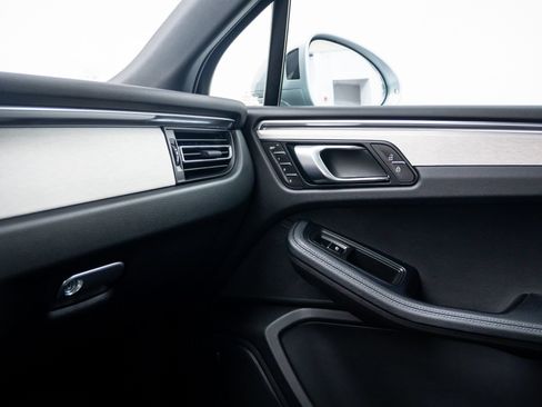 Certified 2026 Porsche Macan AWD/4WD image 27