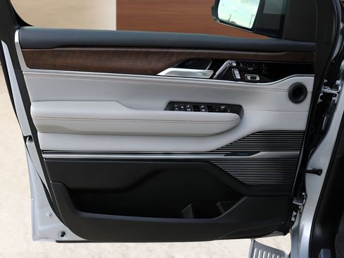 Used 2022 Jeep Grand Wagoneer Series I AWD/4WD image 11