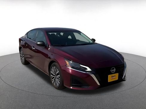 Used 2025 Nissan Altima 2.5 SV FWD image 3