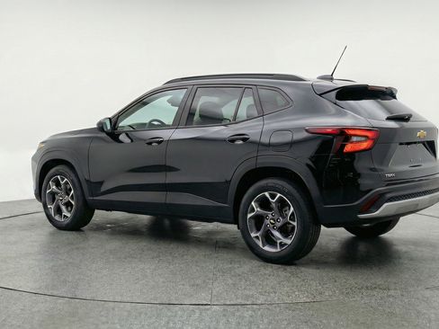 Used 2025 Chevrolet Trax LT w/ LT Convenience Package FWD image 6
