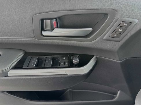 Used 2025 Toyota Sienna Platinum image 17