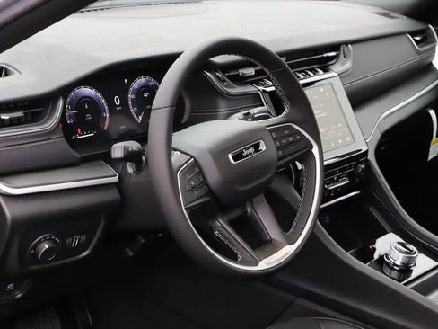 New 2025 Jeep Grand Cherokee L Altitude image 11