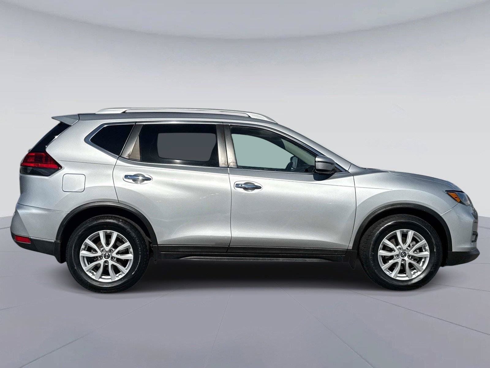 Used 2017 Nissan Rogue SV FWD image 2