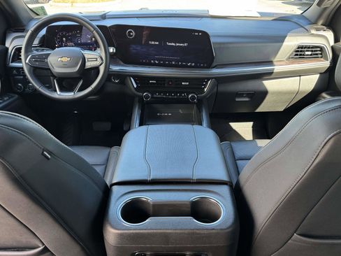 Used 2025 Chevrolet Suburban Premier image 17