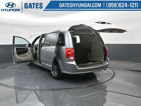 Used 2016 Dodge Grand Caravan SE image 53