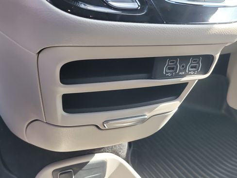 Used 2023 Chrysler Pacifica Touring-L FWD image 23