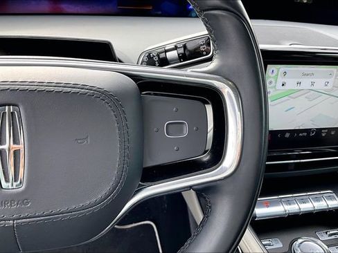 Used 2025 Lincoln Nautilus Premier image 19