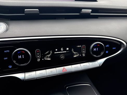 Used 2023 Genesis GV70 2.5T w/ Winter Weather Package image 22