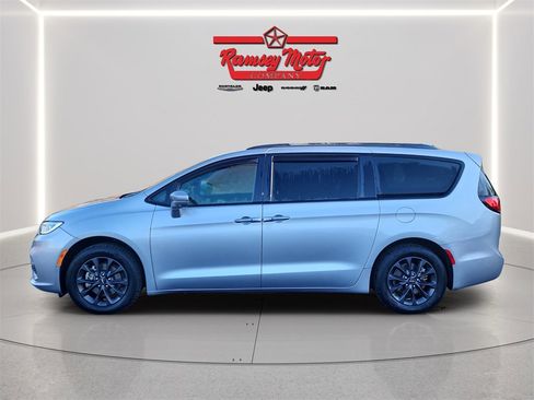 Used 2021 Chrysler Pacifica Touring-L w/ Premium & Safety Sphere Group image 2