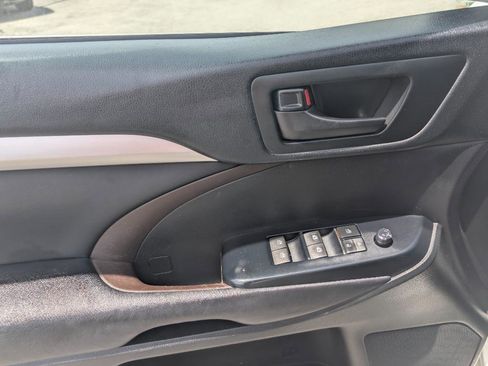 Used 2017 Toyota Highlander Plus FWD image 18