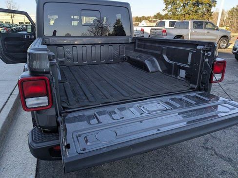 Used 2022 Jeep Gladiator Willys image 26