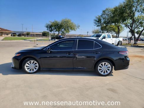 Used 2022 Toyota Camry LE image 4