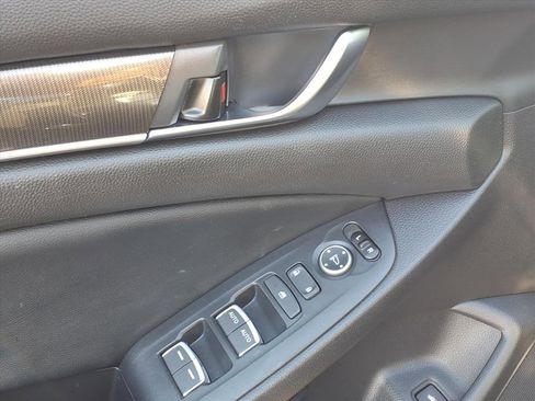 Used 2018 Honda Accord Sport image 4