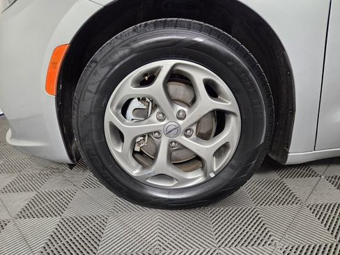 Certified 2024 Chrysler Pacifica Limited image 10