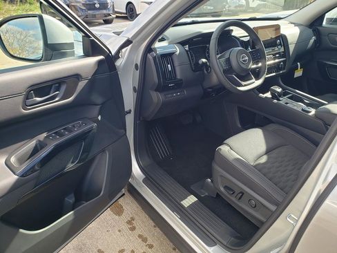 New 2025 Nissan Pathfinder SV image 7