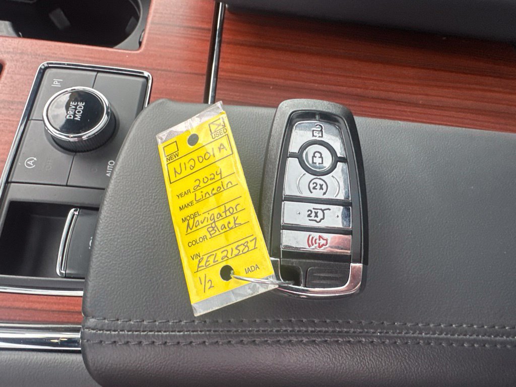 Used 2024 Lincoln Navigator L Reserve AWD/4WD image 28