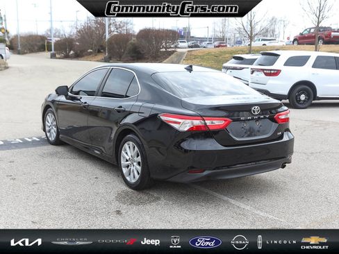 Used 2019 Toyota Camry LE image 5