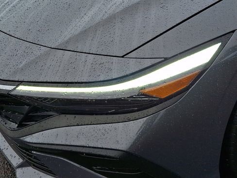 Certified 2025 Hyundai Elantra Sport FWD image 9