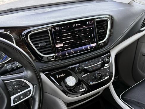 Used 2022 Chrysler Pacifica Limited FWD image 46