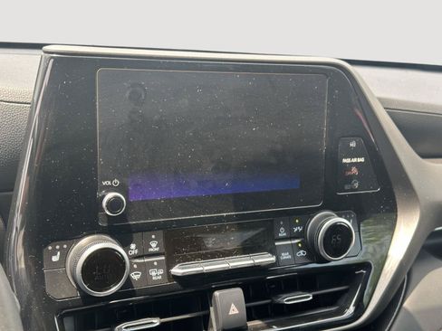 Used 2025 Toyota Highlander XLE FWD image 11
