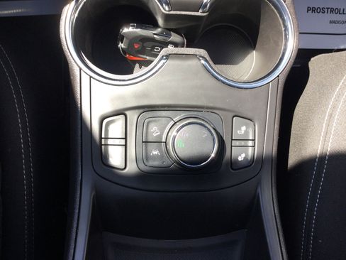 Used 2024 GMC Terrain SLE w/ Driver Convenience Package image 13