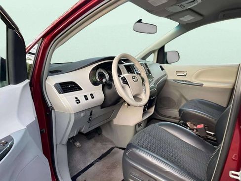Used 2014 Toyota Sienna SE image 17