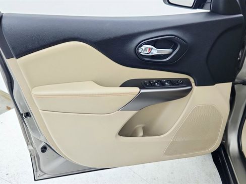 Used 2020 Jeep Cherokee Latitude FWD image 38