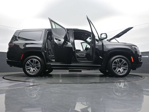 Used 2025 Jeep Wagoneer 4WD image 68