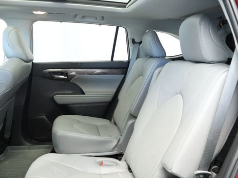 Used 2022 Toyota Highlander Platinum AWD/4WD image 26