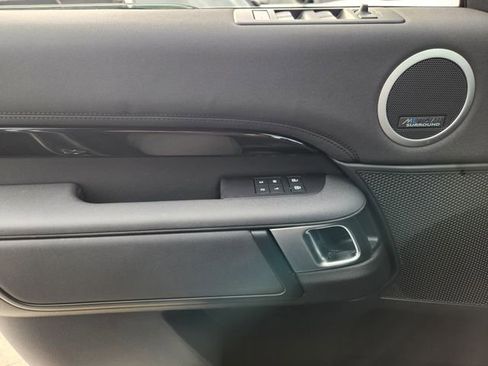 Used 2025 Land Rover Discovery S image 22