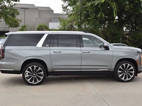 Used 2025 Cadillac Escalade ESV Premium Luxury Platinum AWD/4WD image 6