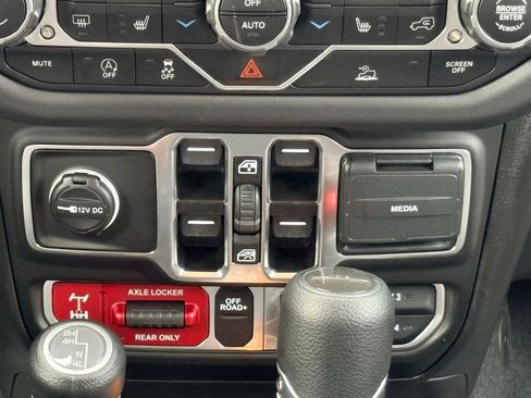 New 2025 Jeep Gladiator Mojave w/ Convenience Group image 19